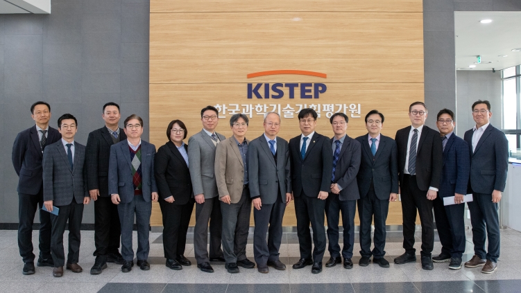 Group photo taken during the KISTEP site visit